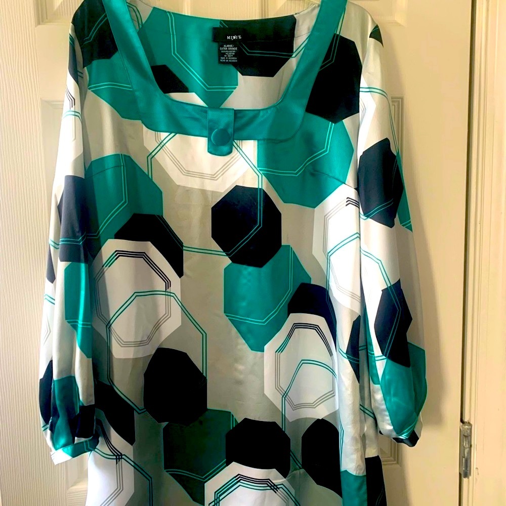 Woman’s Multi Colored Top XLG by Mix It. Green, navy, white & gray.